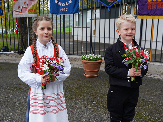 Blomsterbarna Linnea Isabel Nesteby og Philip Johannsen Vengstad blir begge 8 år i dag, og de hadde med blomster til Kronprinsparet. Foto: Liv Anette Luane, Det kongelige hoff